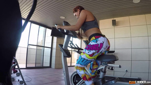 wyszła na dwór aby publicznie się rozebrać