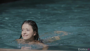 niezłą brunetka lize czerowną seks zabawką