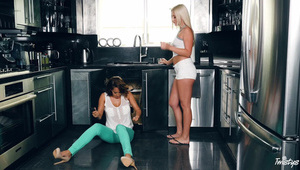 wspaniale wypięta blada dupeczka