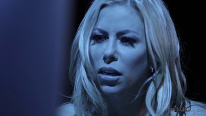 ściska jej boskie cyce pod gołym niebem