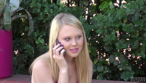 śliczna serena klęczy przed fiutem