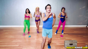 laska chcą obciągnąć jego pałkę