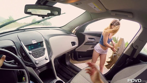 wkłada jej kutasa w dupala w kuchni