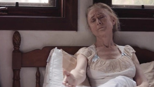 długowłosy kolo z pielęgniarką pod gołymi niebem