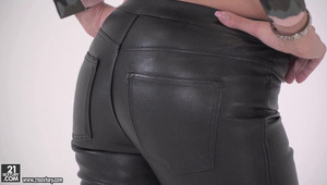 kot sylwester zapina napaloną zdzirę