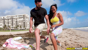 mała brunetka jest posuwana na łóżeczku