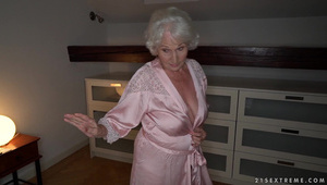 piękna blondyneczka masturbuje się w basenie