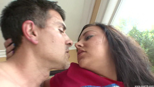 piękna czekoladka ujeżdża swojego chłopaka