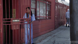 ruchają arabkę w trójkącie