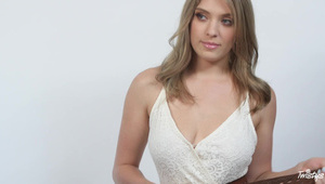 siwy facet posuwa szczupłą studentkę