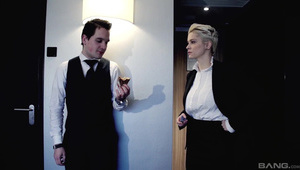 przetrzepał jej blade dupsko