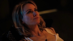 nastolatka bawi się swoimi cyckami