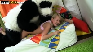 suczka dosiada ogromną pałę