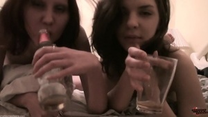 chuda laska liże dildo i się masturbuje