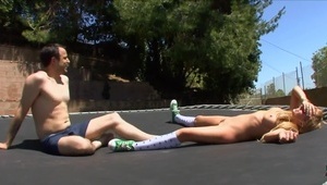 kimberly w sukience zabiera się za bruneta