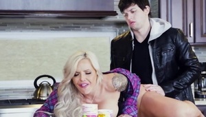 wzięła go do buzi by zrobić mu dobrze