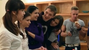 facet z tatuażem rucha laseczkę na fotelu