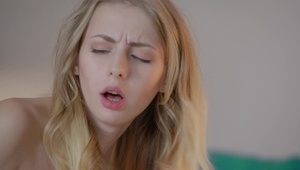 azjatka ociera się o faceta i go ujeżdża