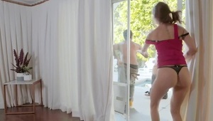 blond suczka rozbiera się w kuchni