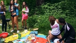 dwie zabawiają się bosko na wyrze