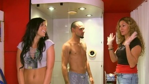 ruda zabawia się cudownie ze swoją koleżanką i kolegą