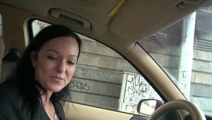 owłosiona cipka amatorki zerżnięta za pieniądze w busie