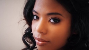 on liże jej stopy a ona jego fiuta