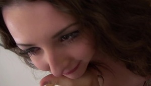 napalona od rana pokazuje cipkę miastu