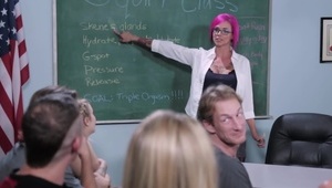 facet lubi jej zgrabne ciałko