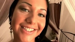 cycata blondi zabawia sie wibratorem