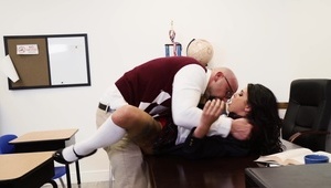 cycata i opalona niunia jest rżnięta w dupala