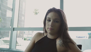 jebie blondynę z lekko obwisłymi cycami