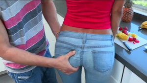 brunet masuje jej dupkę