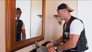 super laska siada na długim kutasie