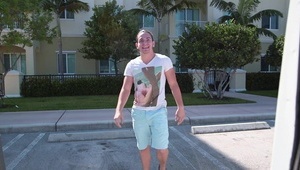 cycata blondyna zabawia się na sofie