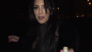 chwyta młodą laskę za cyce