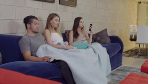 duperka naoliwiona i wypięta na seks maszynę