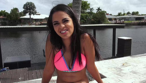 ruda babka liże swoje paluszki