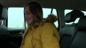 japonka rozkłada swoje słodkie nóżki