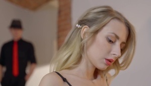 opalona laska dogadza soibe na kanapie