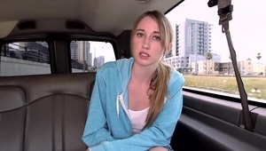 seksowna i krągła laseczka ma śliczną buźkę