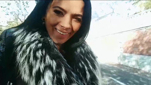 czarnowłosa liże długaśną pałę