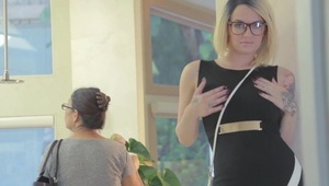 mokry paluszek młodej niuni