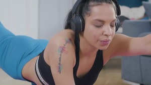 fajna brunetka z jędrnymi cycuszkami oddała mu obie dziurki