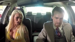 blondyna pchana wibratorem w gardło