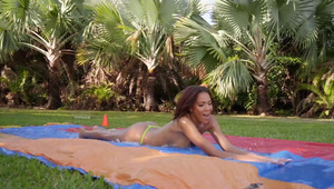 suczka w białym gorsecie ma masywne cyce