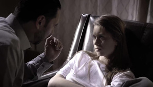 podgląda cycatą pod prysznicem