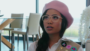 zabiera się za sztuczną panią w kuchni