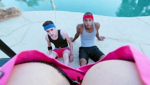 dusi faceta swoimi pośladkami