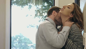 piękna panna w seksownej bieliźnie odsłania piersi